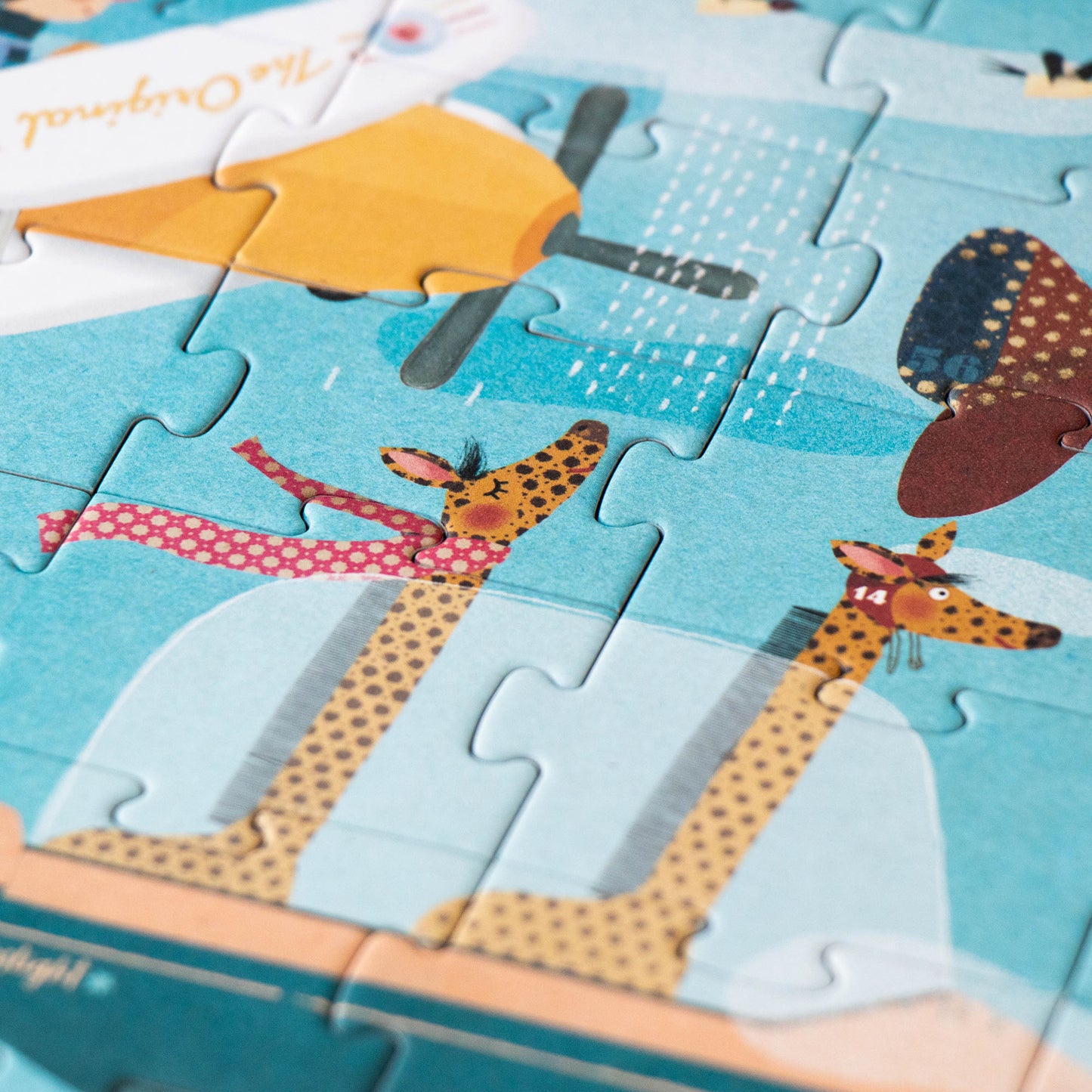Detailansicht der Puzzle-Teile mit Giraffenmotiven des Volare Flugzeug-Puzzles von Londji