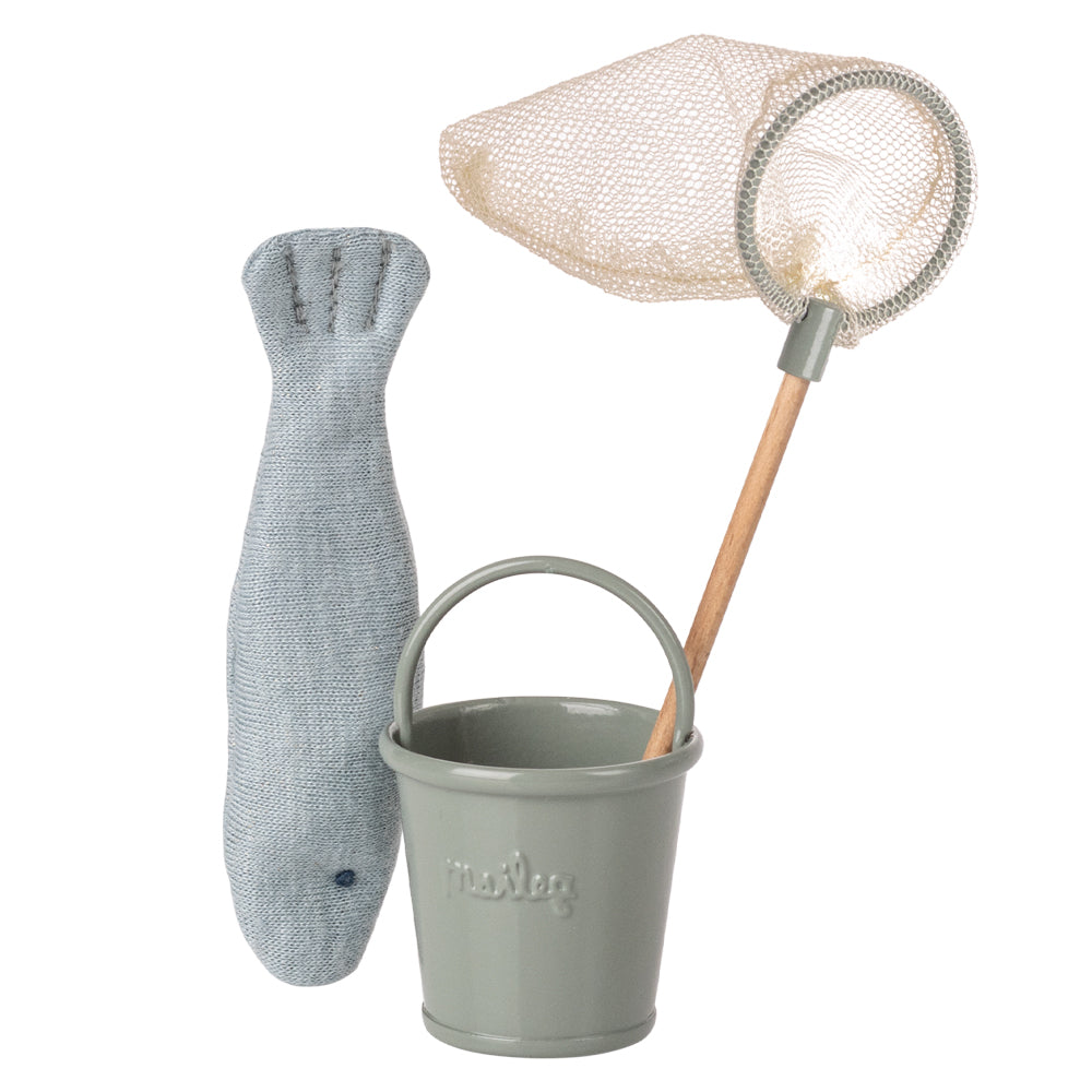 Angelset von Maileg als Zubehör für Maileg-Mäuse: kleiner Metalleimer mit Henkel, Fisch und feinmaschiger Kescher im Miniaturformat.
