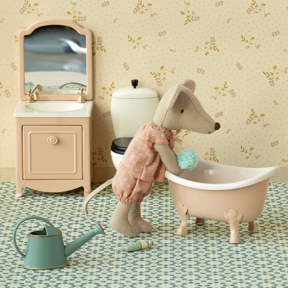 Maileg Badewanne im Puppenhaus-Badezimmer, Maus lässt Wasser ein, liebevoll inszenierte Badeszene