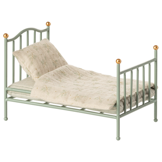 Maileg Miniatur-Vintage-Mäusebett in Mint, robustes Metallgestell, dekorativ mit schöner, eleganter Bettwäsche