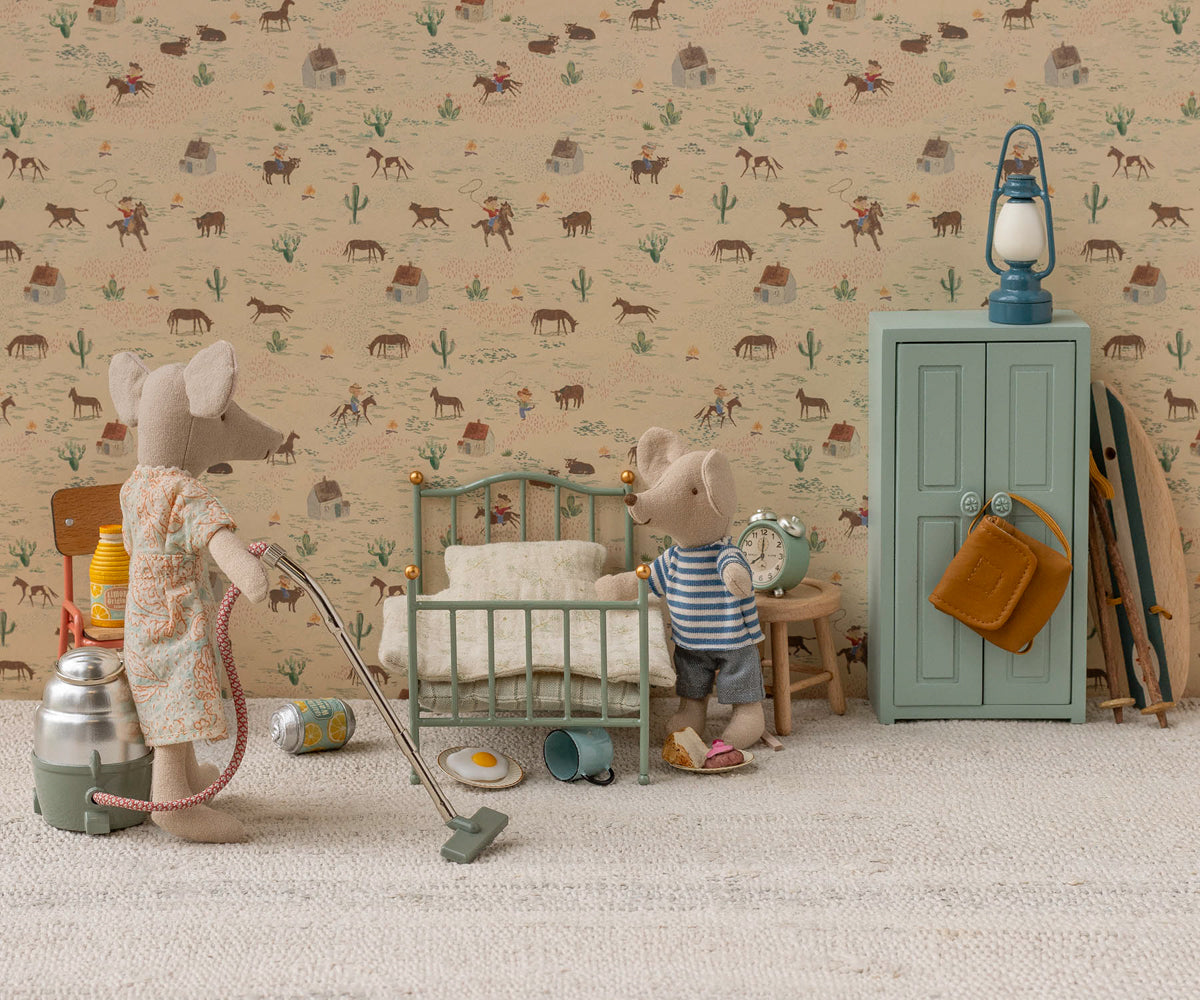 Maileg-Kinderzimmer mit Miniatur-Mäusebett in Mint, geschlossenem Kleiderschrank, Mama-Maus mit Staubsauger und kleiner Bruder-Maus beim Aufräumen