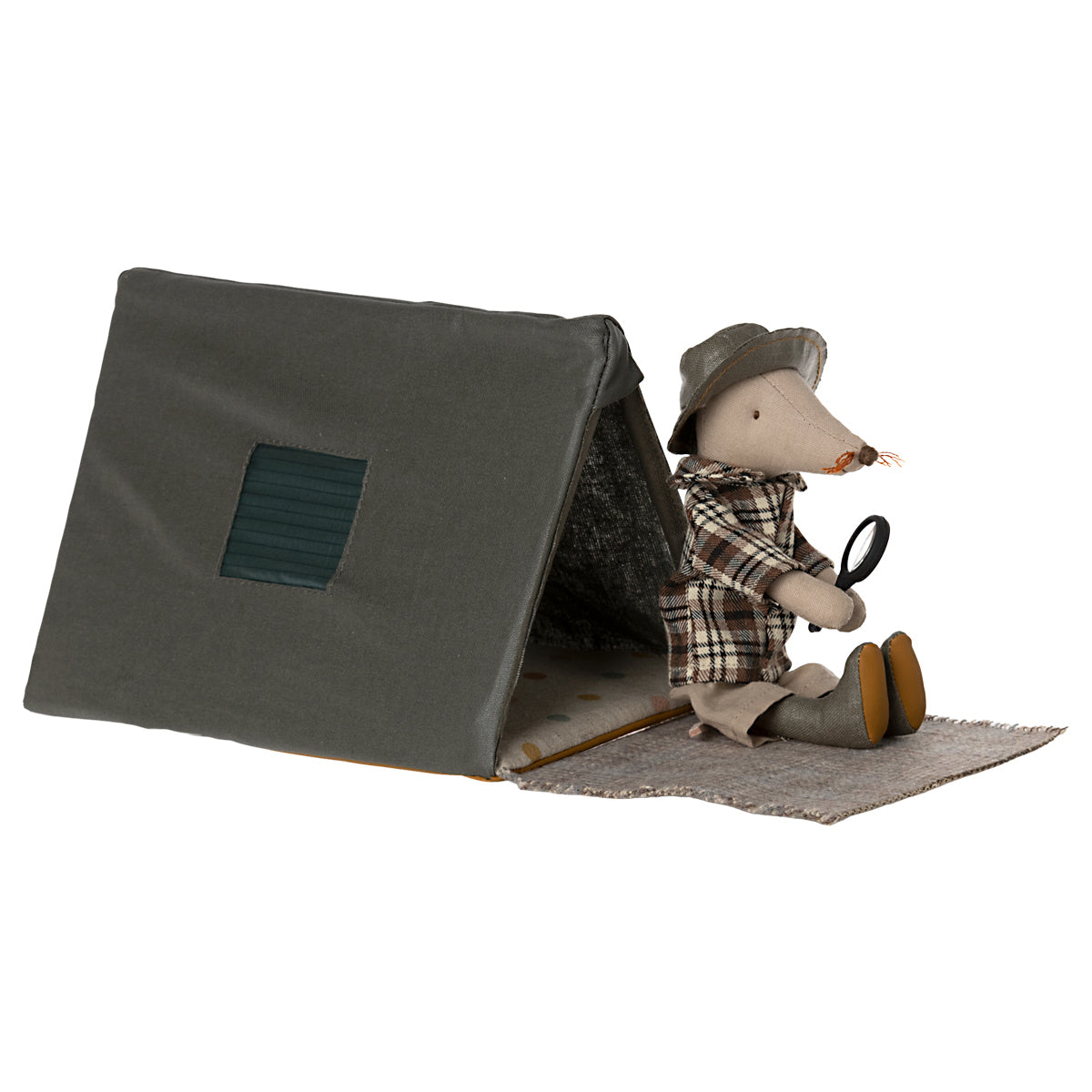 Maileg Maus sitzt auf der Decke vor dem Einzelzelt, Zubehör für Maileg Mäuse