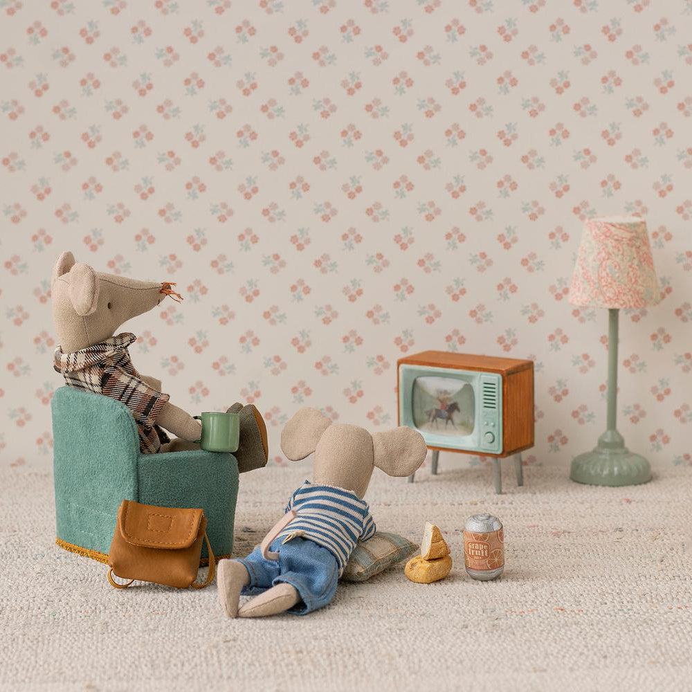 Maileg Vater- und Sohn-Maus sitzen gemeinsam im Wohnzimmer vor dem Fernseher, gemütlich nebeneinander arrangiert in einer detailreichen Miniaturszene mit familiärer Atmosphäre.