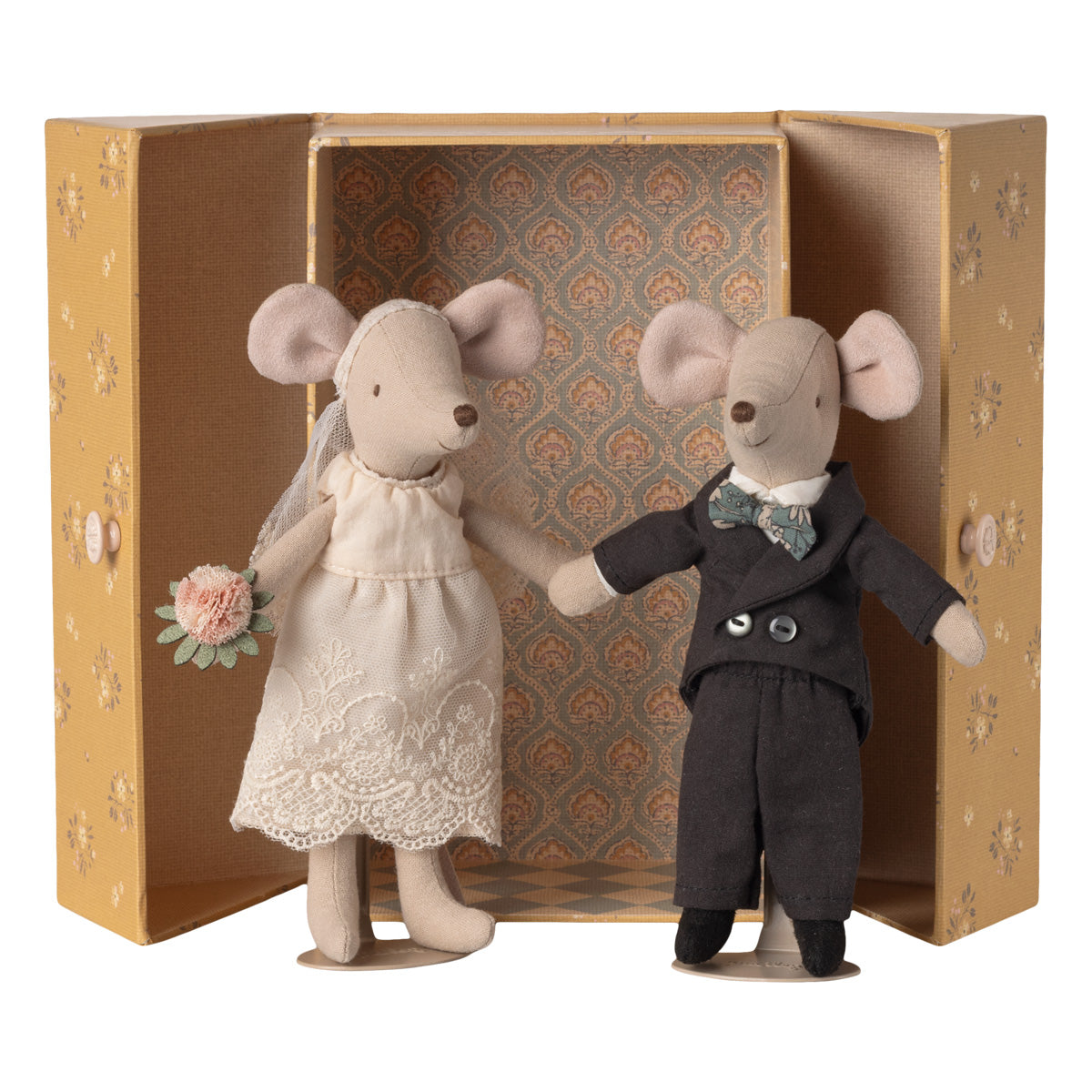 Maileg Hochzeitsset vor Geschenkbox mit ockerfarbenem Blumenmuster, Brautmaus im Spitzen-Brautkleid, Bräutigammaus im schwarzen Anzug