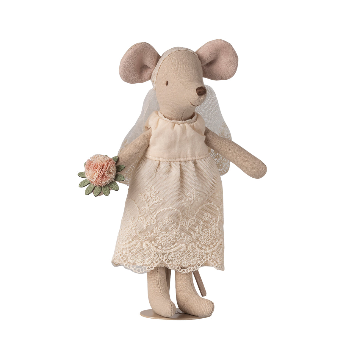 Maileg Braut Maus in cremefarbenem Hochzeitskleid, mit Spitzenschleier und Blumenbouquet im Arm, detailreich dargestellt