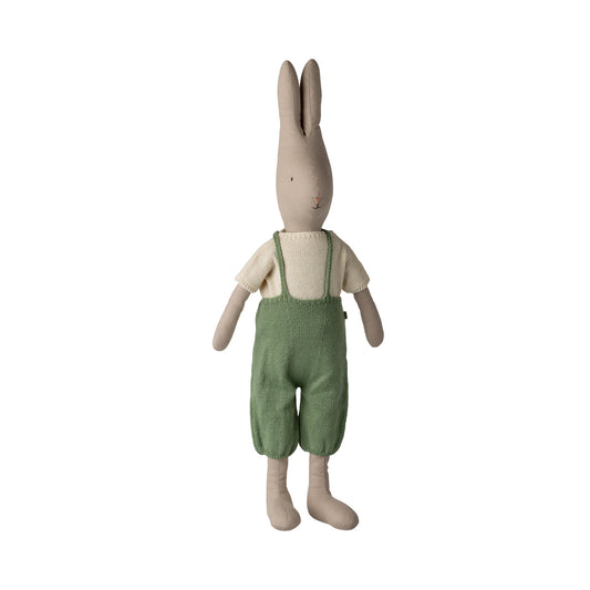 Stoffkaninchen mit weißem Strickshirt und grünem Strick-Overall, detailreiches Spielzeug für Kinderzimmer oder Sammlung