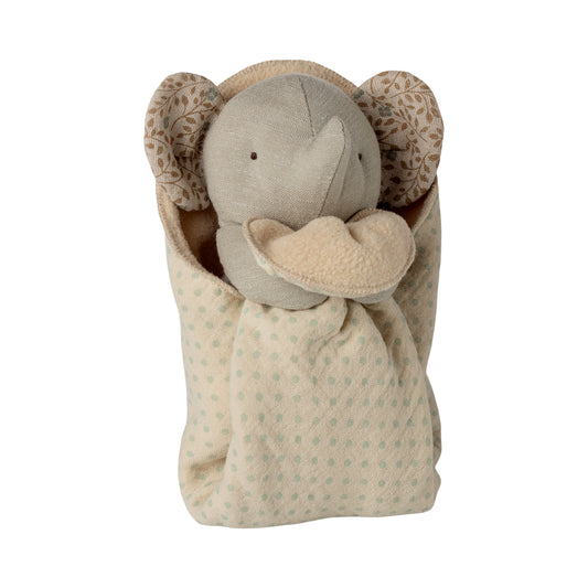 Maileg Mini Stoffelefant in grau/blau mit gemusterten Ohren, in Kuscheldecke mit flauschiger Innenseite in Beige und Leinen-Außenseite mit mint farbenen Punkten, liebevoll gestaltetes Baby Geschenk