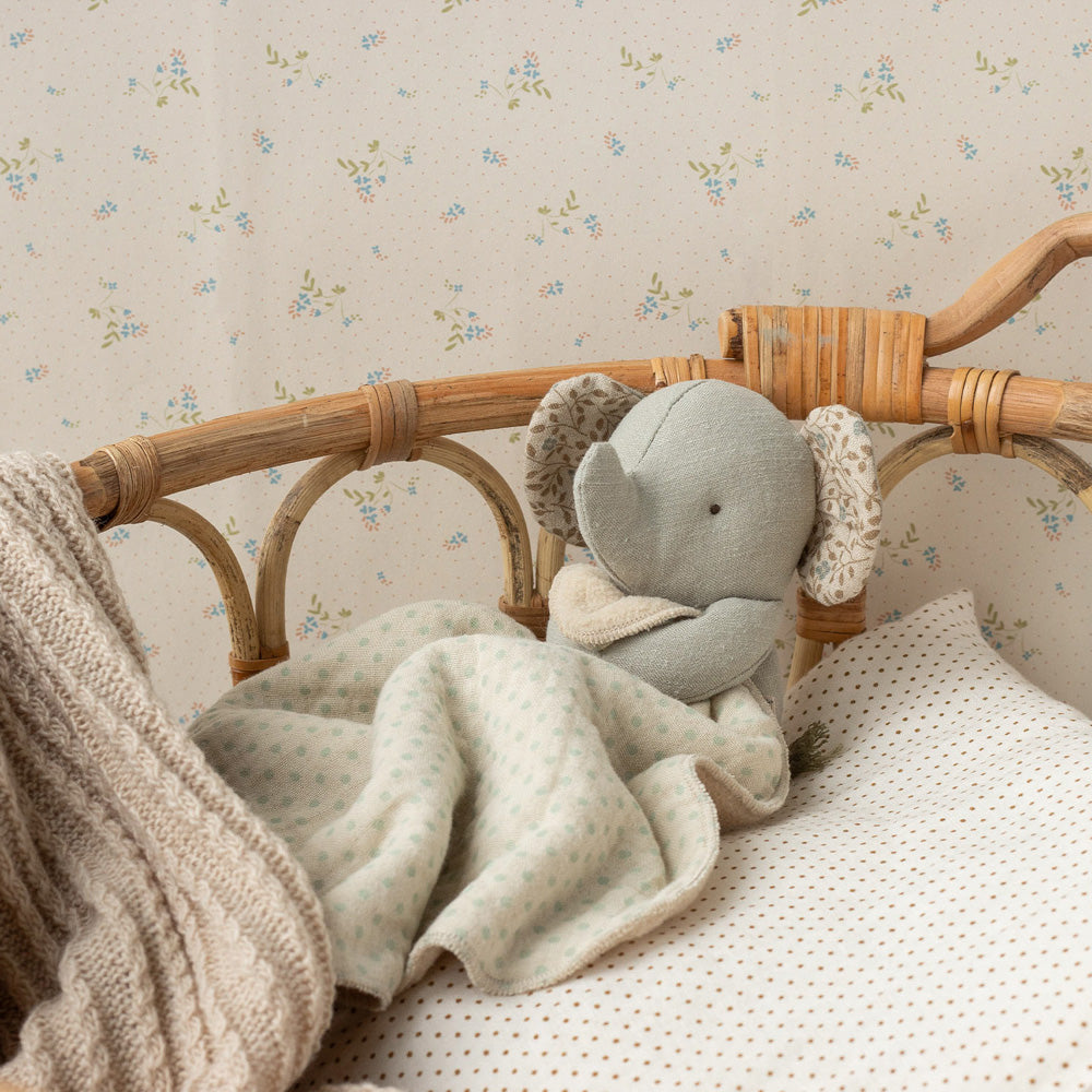 Maileg Stoffelefant liegt zugedeckt unter seiner Kuscheldecke, liebevoll und gemütlich arrangiert