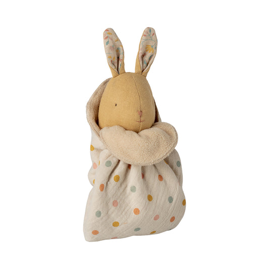 Maileg Mini Stoffhase in Cremegelb mit gemusterten Ohren, in Kuscheldecke mit flauschiger Innenseite in Beige und Leinen-Außenseite mit bunten Punkten, liebevoll gestaltetes Baby Geschenk