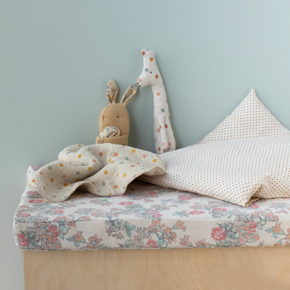 Maileg Stoffhase mit Kuscheldecke zugedeckt, zusammen mit einem weiteren Kuscheltier, gemütlich inszenierte Baby Geschenk Idee