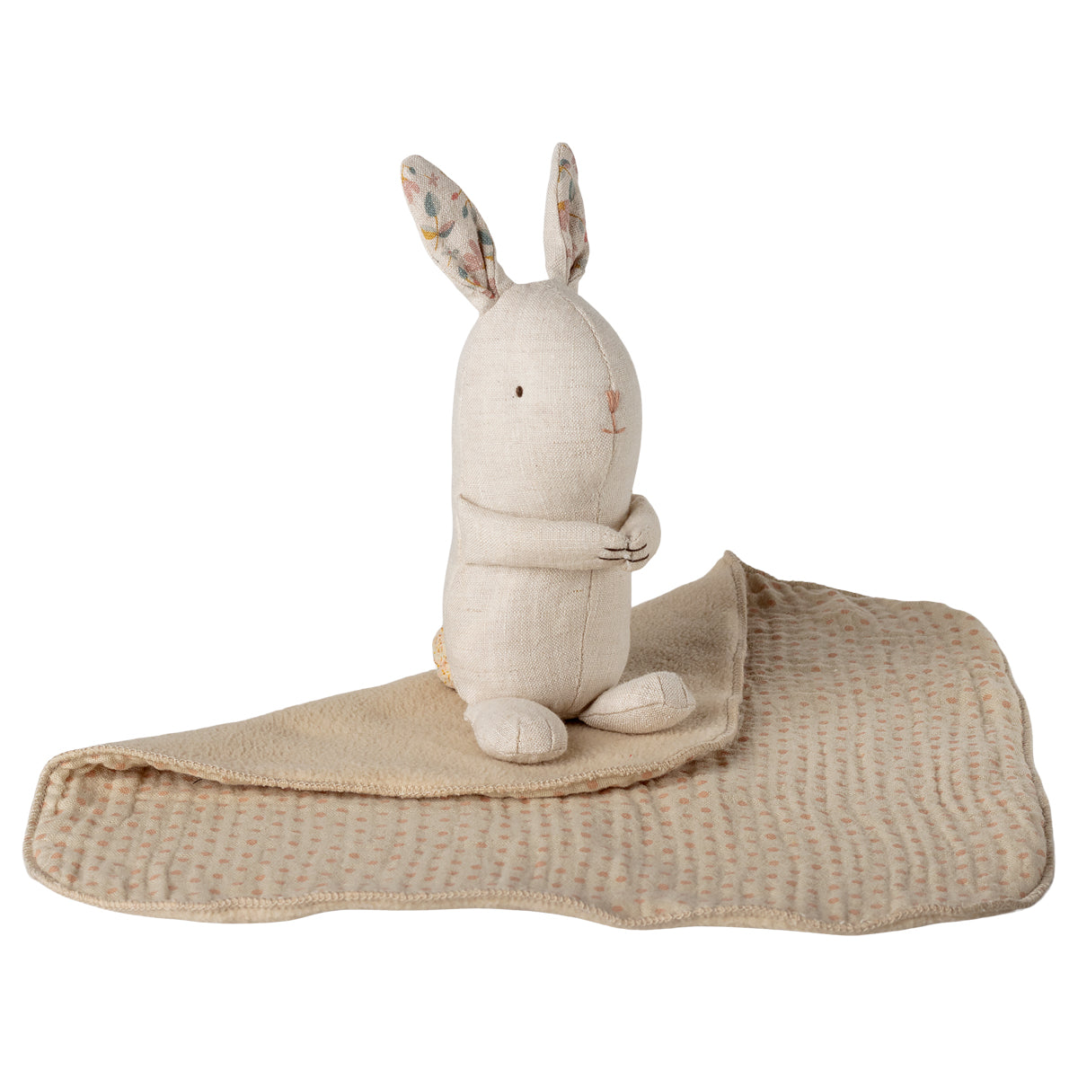 Maileg Stoffhase in Natur sitzt auf Kuscheldecke, umgeschlagen dargestellt mit flauschiger Innenseite in Beige und Leinen-Außenseite mit rosa Punkten