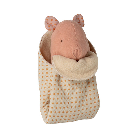 Maileg Mini Stoffschwein in Rosa mit gepunkteten Ohren, in Kuscheldecke mit flauschiger Innenseite in Beige und Leinen-Außenseite mit orangenen Punkten, liebevoll gestaltetes Baby Geschenk