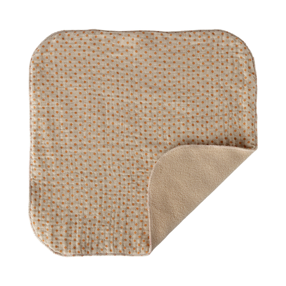 Maileg Kuscheldecke im Detail, umgeschlagen dargestellt mit weicher beigen Innenseite und Leinen-Außenseite mit orangenen Punkten