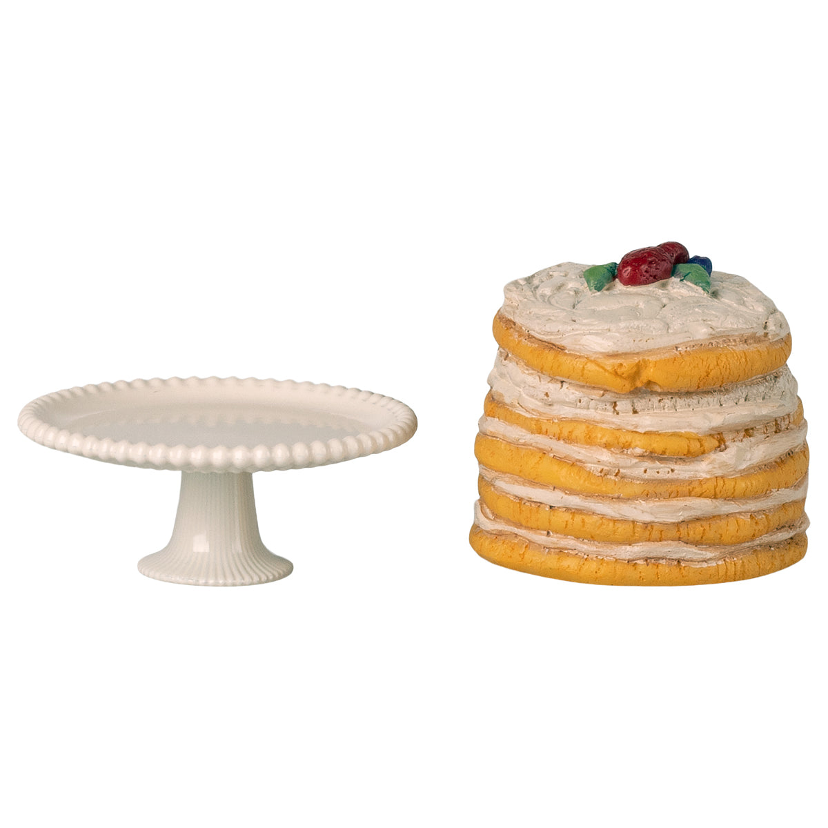 Maileg Miniatur-Kuchen mit Obstdekor neben weißer Kuchenplatte, detailreiches Puppenhaus-Zubehör für Küche und Café-Szenen