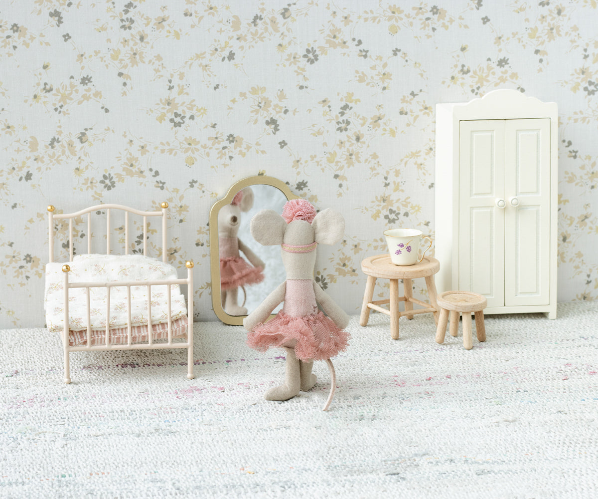 Maileg Maus im Kinderzimmer, steht vor einem Spiegel, liebevoll dargestellt