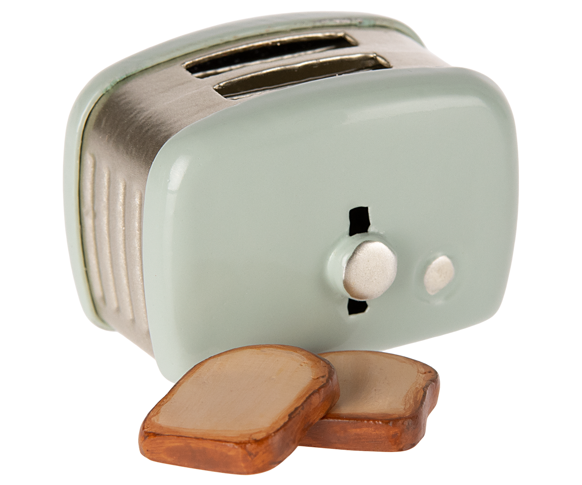 Mintfarbener Maileg Mini-Toaster mit zwei Toastscheiben daneben