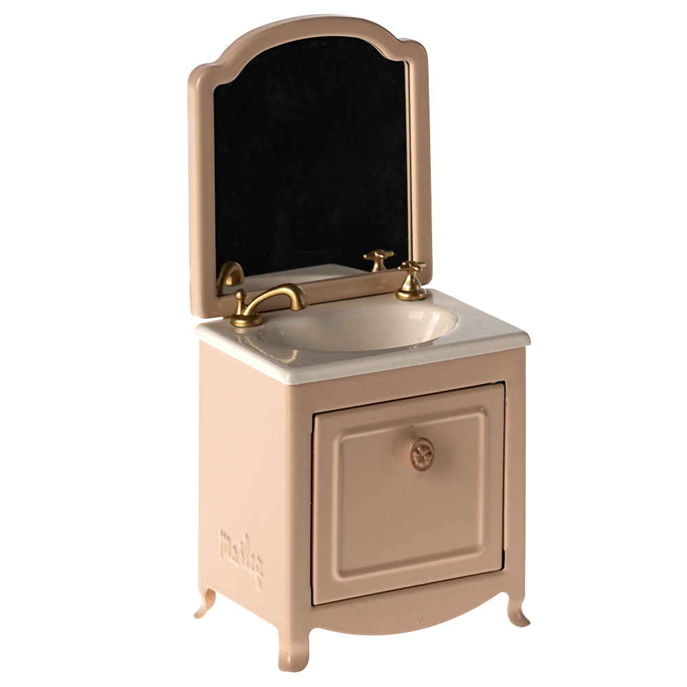 Maileg Waschbecken in zartem Powder-Rosa mit nostalgischem Design, kleinem Spiegel und goldenen Armaturen– ideal für Puppenhaus Badezimmer