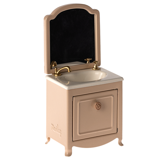Maileg Waschbecken in zartem Powder-Rosa mit nostalgischem Design, kleinem Spiegel und goldenen Armaturen– ideal für Puppenhaus Badezimmer