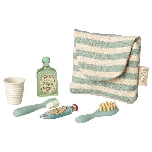 Maileg Zahnbürstenset in blau gestreifter Tasche, enthält Zahnbürste, Zahnpasta, Haarbürste, weißen Becher und blaues Shampoo-Fläschchen