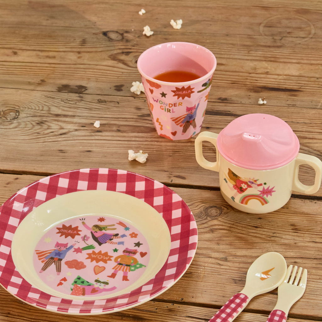 Melaminbecher von Rice in Rosa mit Superhelden-Motiv, kombiniert mit passendem Teller und Besteck, liebevoll mit Essen arrangiert
