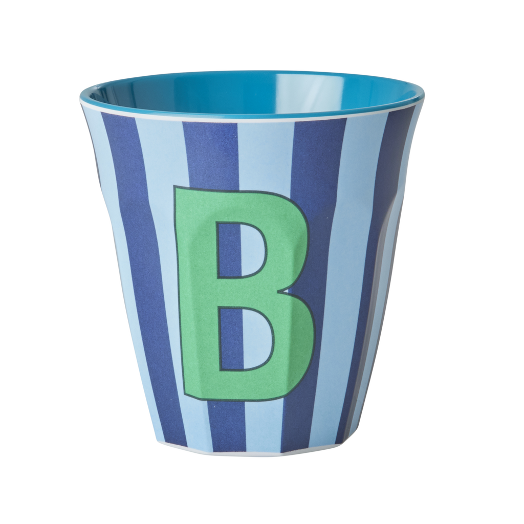 Blau gestreifter Melaminbecher von RICE mit großem Buchstaben B in Grün