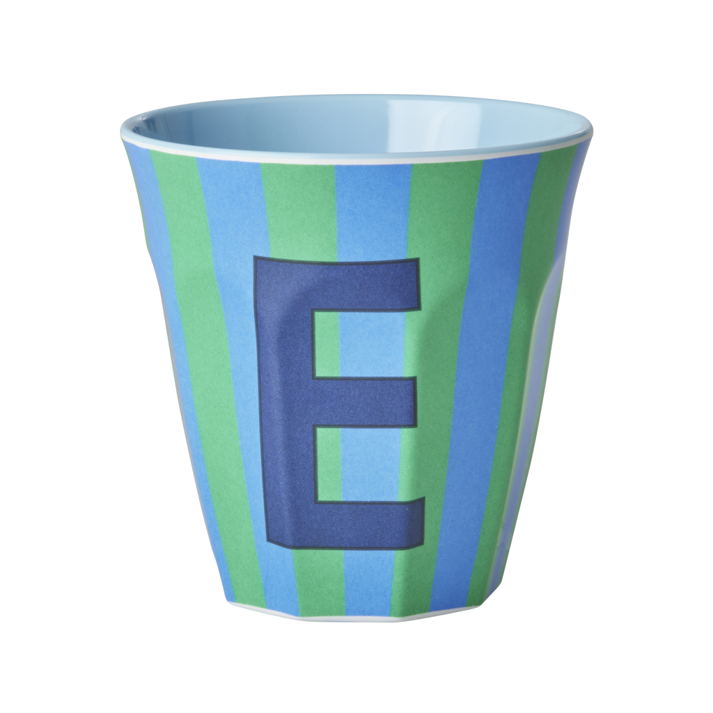 Blau-Grün gestreifter Melaminbecher von RICE mit großem Buchstaben E in Blau