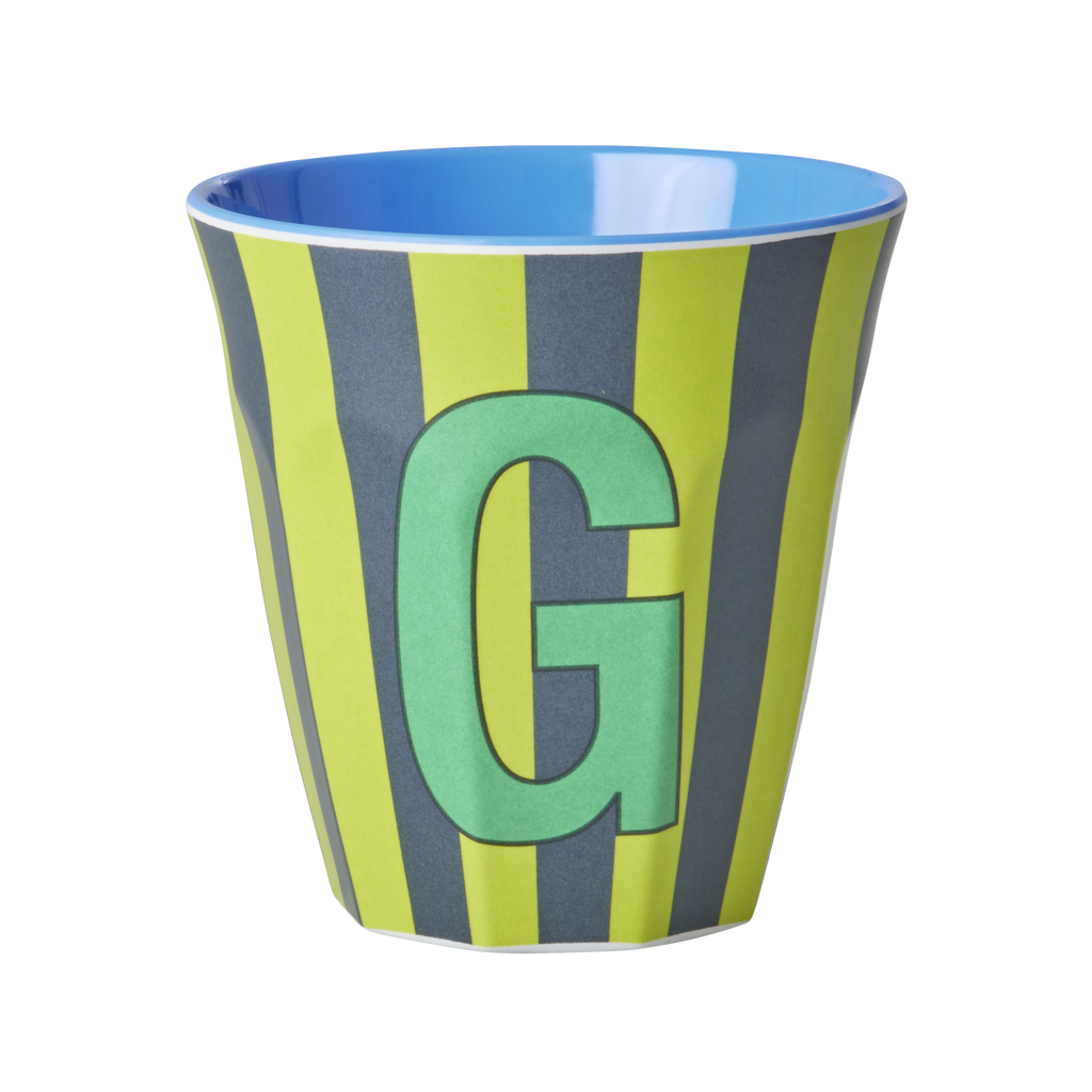 Blau-Gelb gestreifter Melaminbecher von RICE mit großem Buchstaben G in Grün