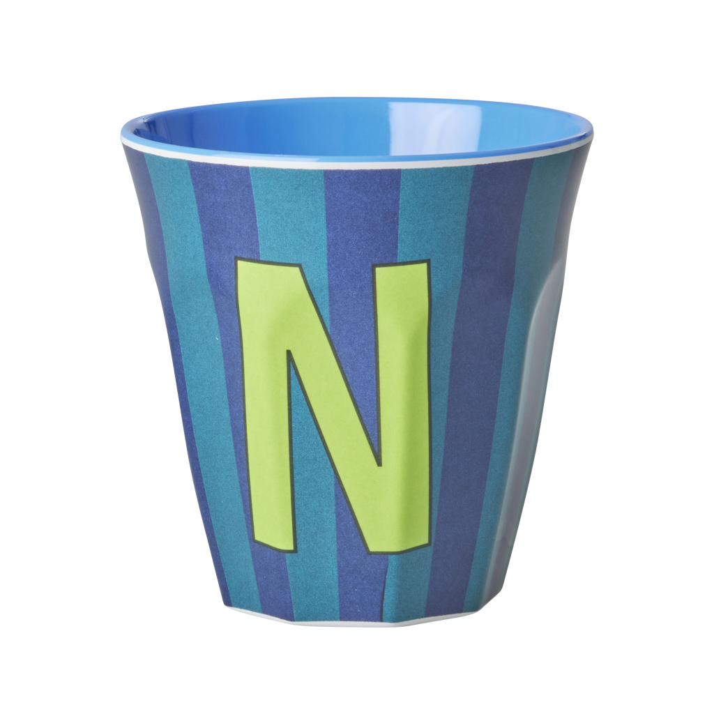 Blau gestreifter Melaminbecher von RICE mit großem Buchstaben N in Neon Grün