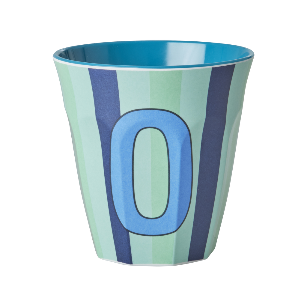 Hellblau-blau gestreifter Melaminbecher von RICE mit großem Buchstaben O in Blau