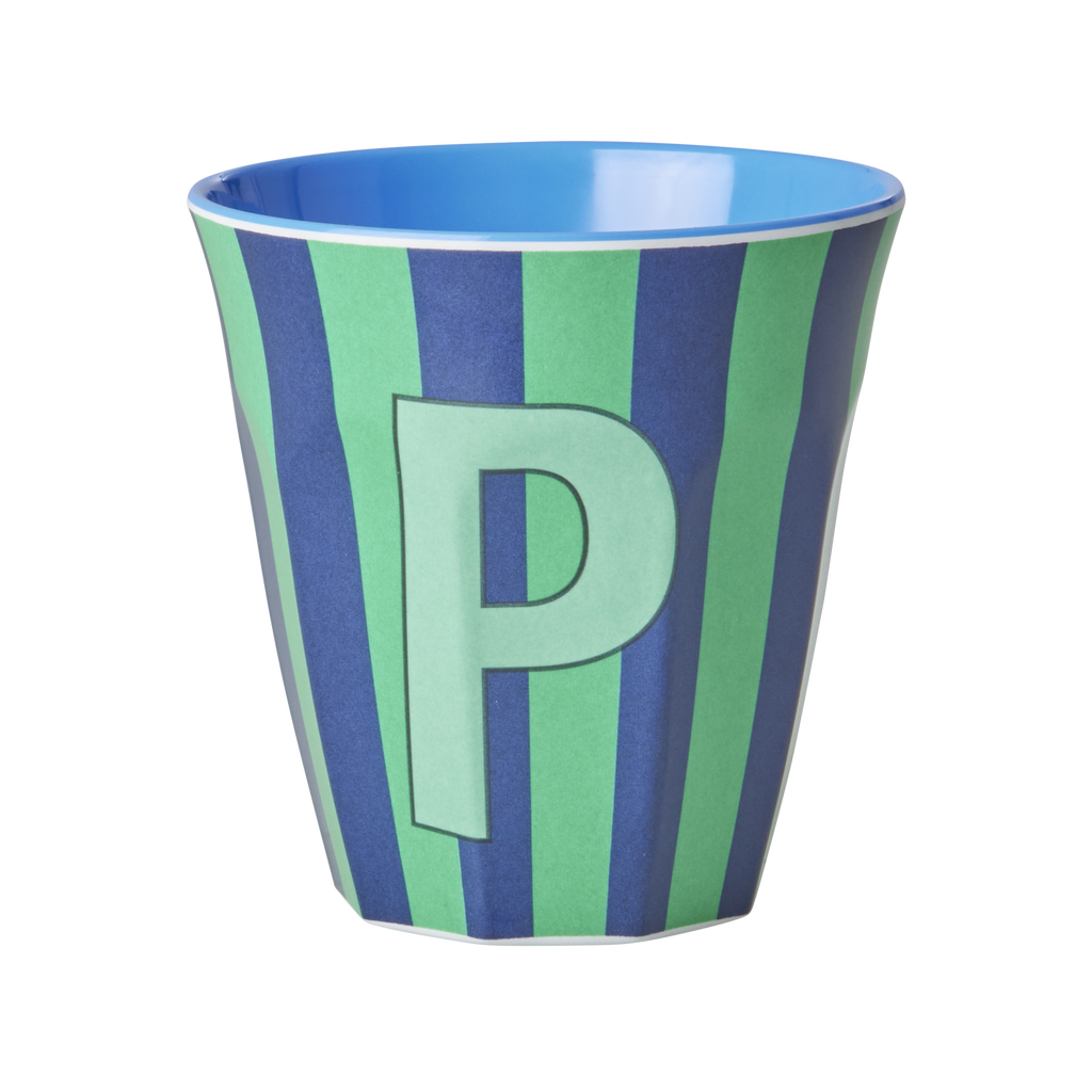 Blau-Grün gestreifter Melaminbecher von RICE mit großem Buchstaben P in Mint