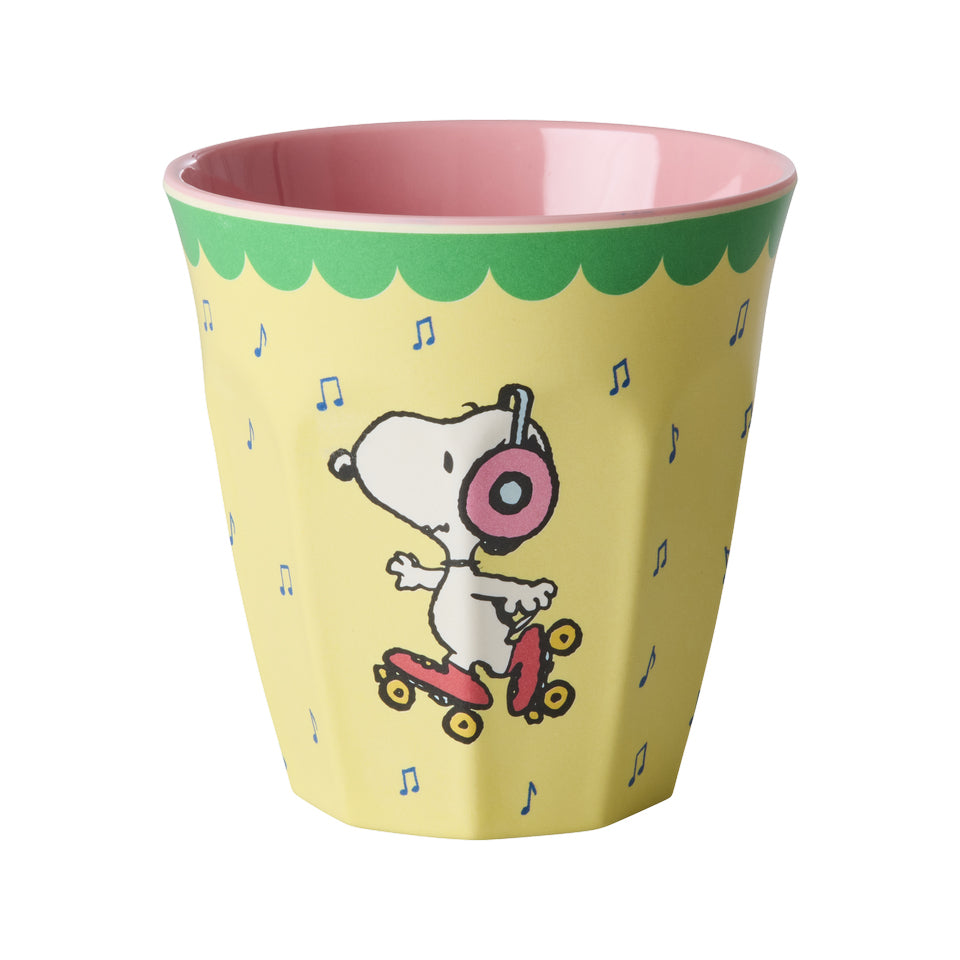 Gelber Melaminbecher in mittlerer Größe von Rice mit Snoopy im Skate-Design, der mit Kopfhörern unterwegs ist, im verspielten Peanuts-Stil – perfekt für den täglichen Gebrauch und ideal für Kinder und Snoopy-Fans
