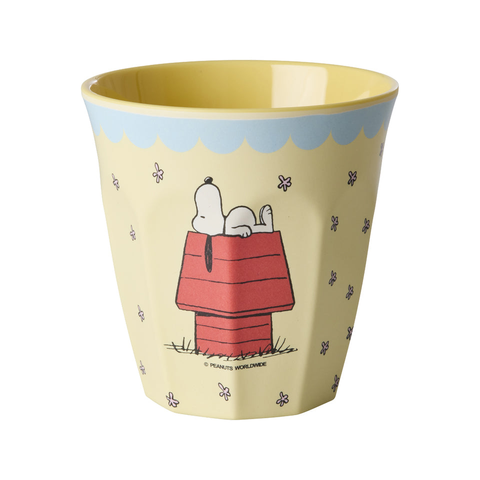 Melaminbecher (medium) in Cremefarbe von Rice mit schlafendem Snoopy auf rotem Hundehaus-Motiv