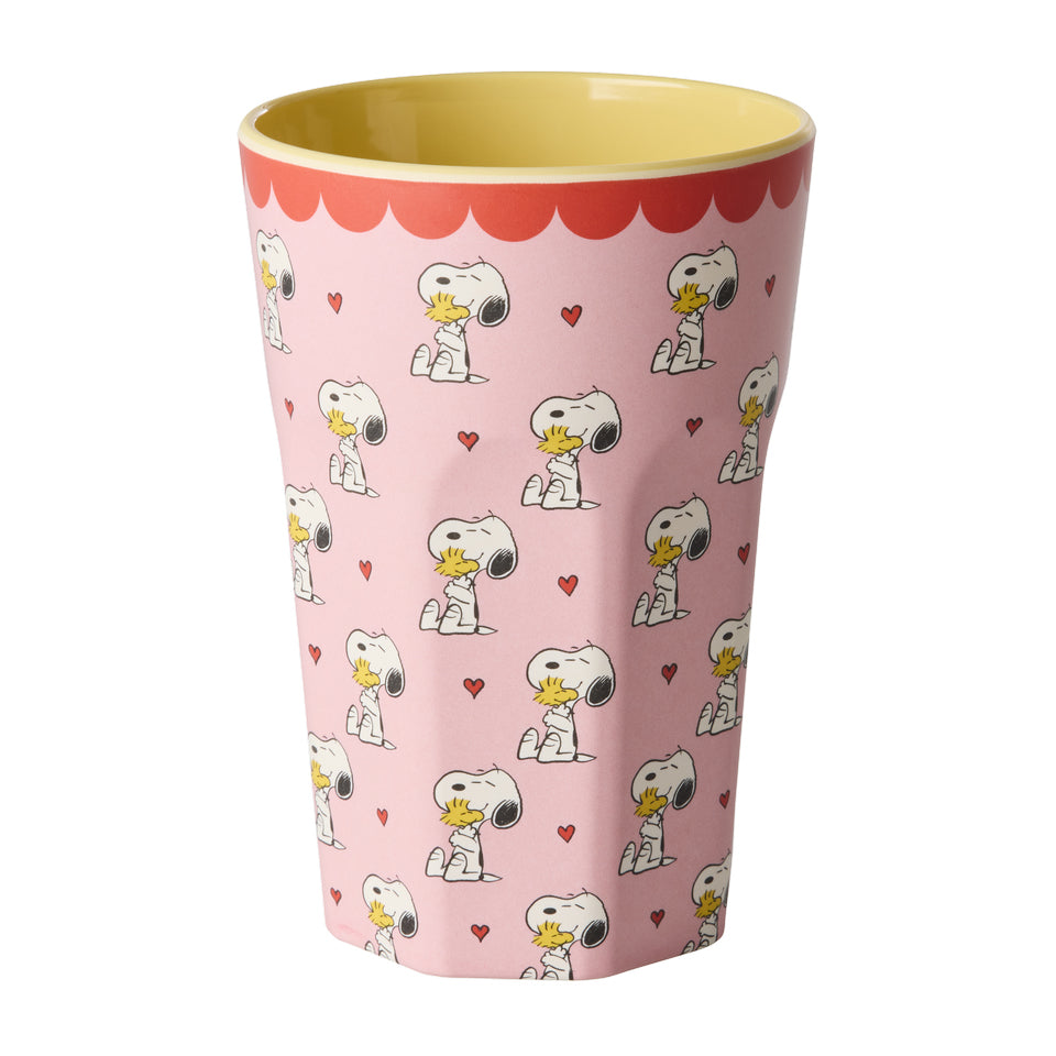 Hoher Melaminbecher in Rosa von rice mit vielen kleinen Snoopy-Motiven und verspielten Herzchen im Peanuts-Design, perfekt für den täglichen Gebrauch und ideal für Kinder und Fans von Snoopy