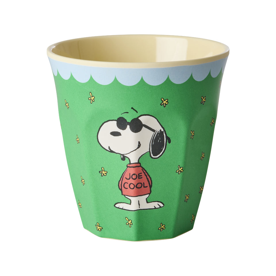 Melaminbecher in mittlerer Größe von rice in frischem Grün mit Snoopy im coolen „Joe Cool“-Pullover im Peanuts-Design, perfekt für den täglichen Gebrauch und ideal für Kinder und Fans der kultigen Figur