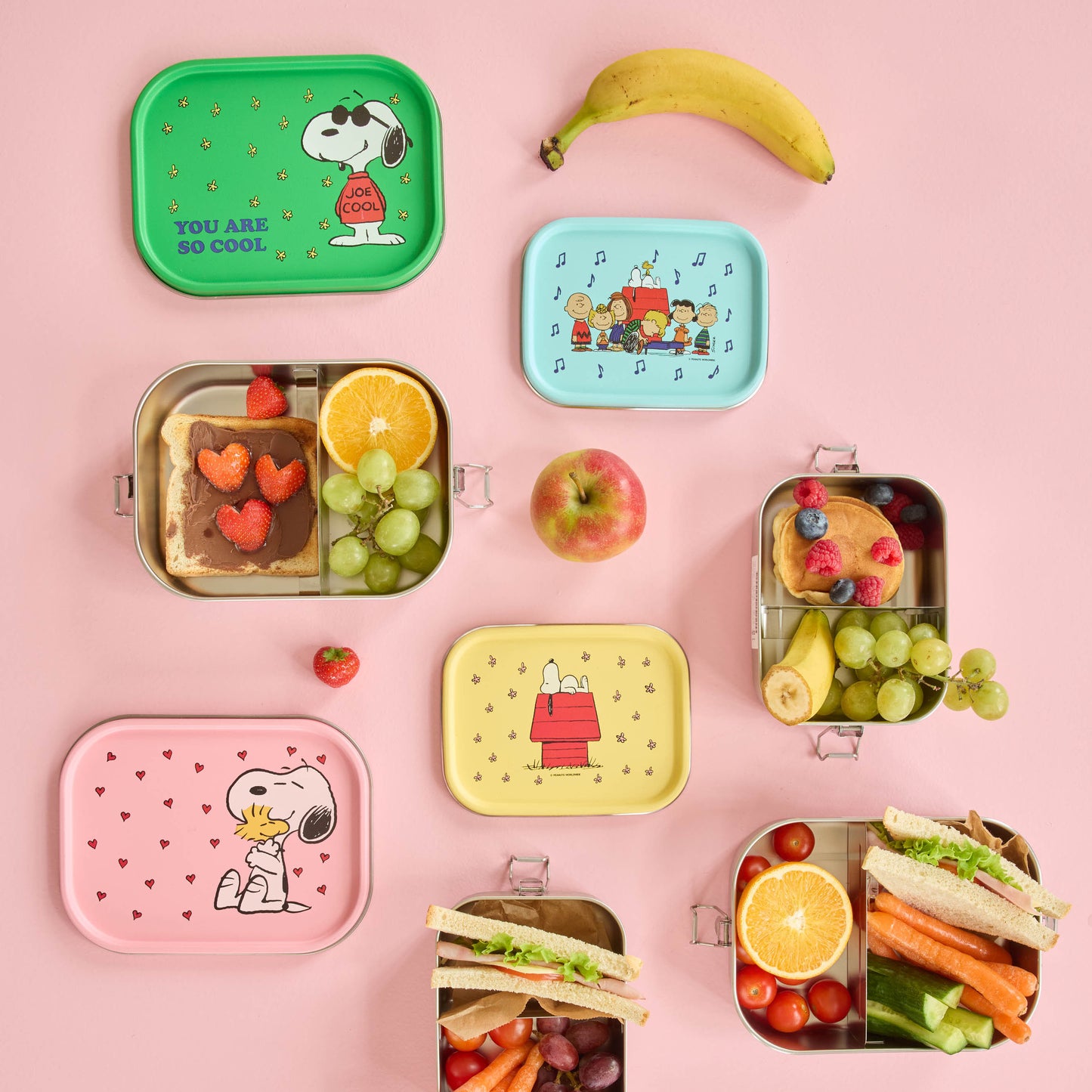 Moodbild von der Rice Lunchbox im Snoopy-Design, zusammen mit zwei weiteren Snoopy-Lunchboxen, liebevoll arrangiert in einer harmonischen Szene für einen fröhlichen und verspielten Look