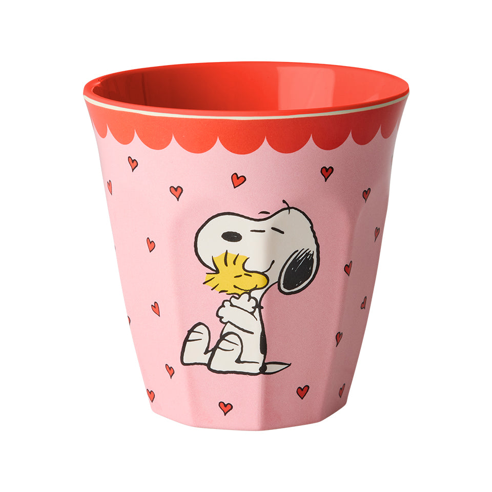 Rosa Melaminbecher von Rice mit liebevollem Herz- und Snoopy-Design im verspielten Peanuts-Stil, ideal für Kinder und perfekt für den täglichen Gebrauch dank robustem, langlebigem Material