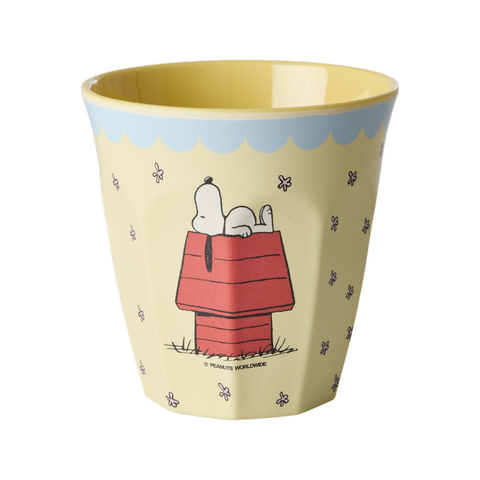 Melaminbecher (medium) in Cremefarbe von Rice mit schlafendem Snoopy auf rotem Hundehaus-Motiv