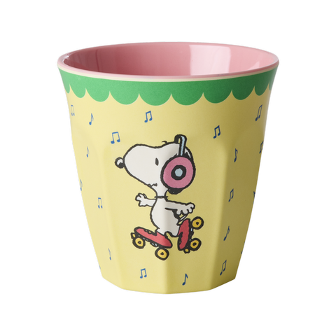 Gelber Melaminbecher in mittlerer Größe von Rice mit Snoopy im Skate-Design, der mit Kopfhörern unterwegs ist, im verspielten Peanuts-Stil – perfekt für den täglichen Gebrauch und ideal für Kinder und Snoopy-Fans