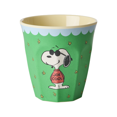 Melaminbecher in mittlerer Größe von rice in frischem Grün mit Snoopy im coolen „Joe Cool“-Pullover im Peanuts-Design, perfekt für den täglichen Gebrauch und ideal für Kinder und Fans der kultigen Figur