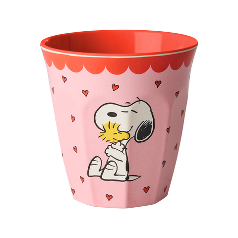 Rosa Melaminbecher von Rice mit liebevollem Herz- und Snoopy-Design im verspielten Peanuts-Stil, ideal für Kinder und perfekt für den täglichen Gebrauch dank robustem, langlebigem Material
