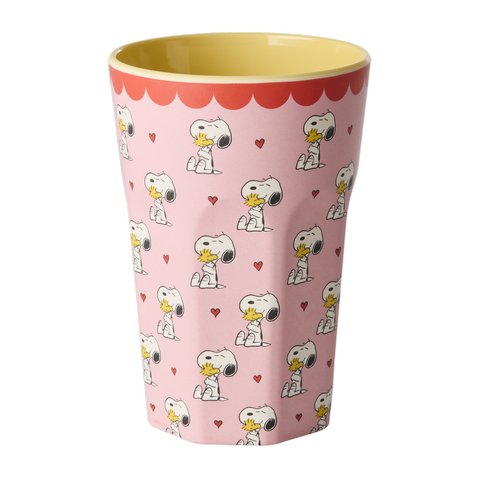 Hoher Melaminbecher in Rosa von rice mit vielen kleinen Snoopy-Motiven und verspielten Herzchen im Peanuts-Design, perfekt für den täglichen Gebrauch und ideal für Kinder und Fans von Snoopy
