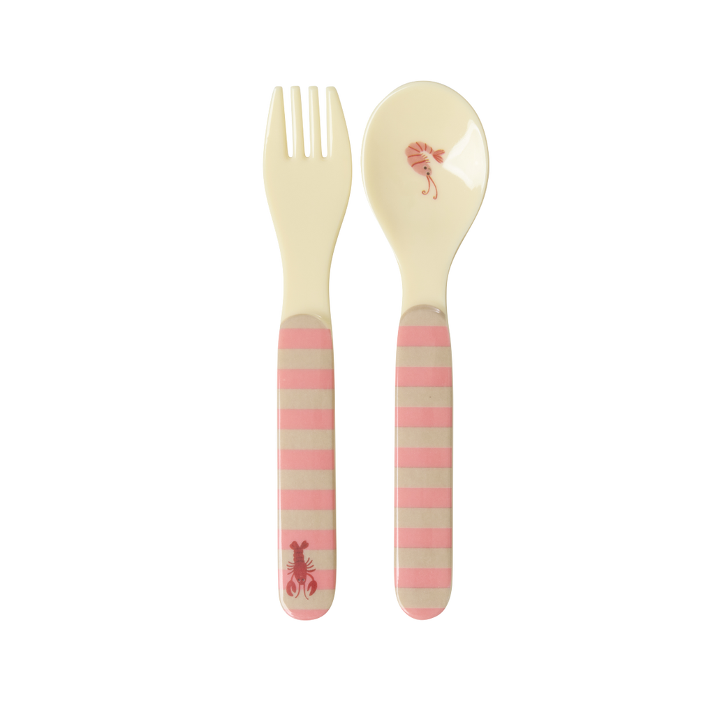 Rosa gestreiftes Kinderbesteck aus Melamin mit Hummer-Motiv am Griff der Gabel und Shrimp-Design am Löffel, verspielt und kindgerecht gestaltet