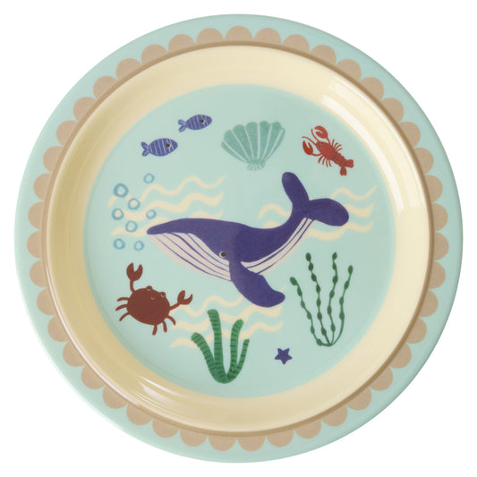 Runder Melamin-Teller von Rice in Blau  mit Ocean-Design, passend zum Geschirrset für Kinder

