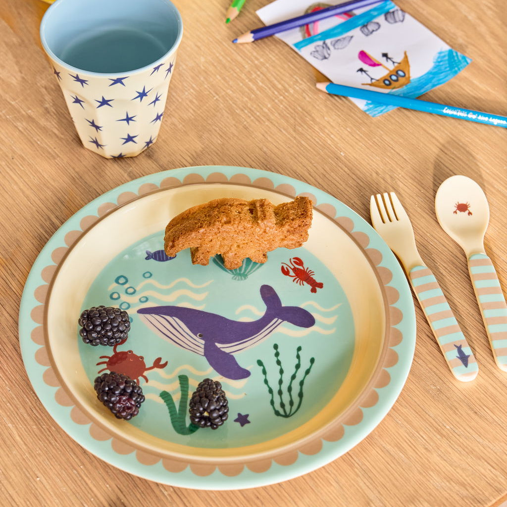 Melamin-Teller von Rice mit Ocean-Motiv, dekorativ auf einem Esstisch arrangiert mit passendem Besteck