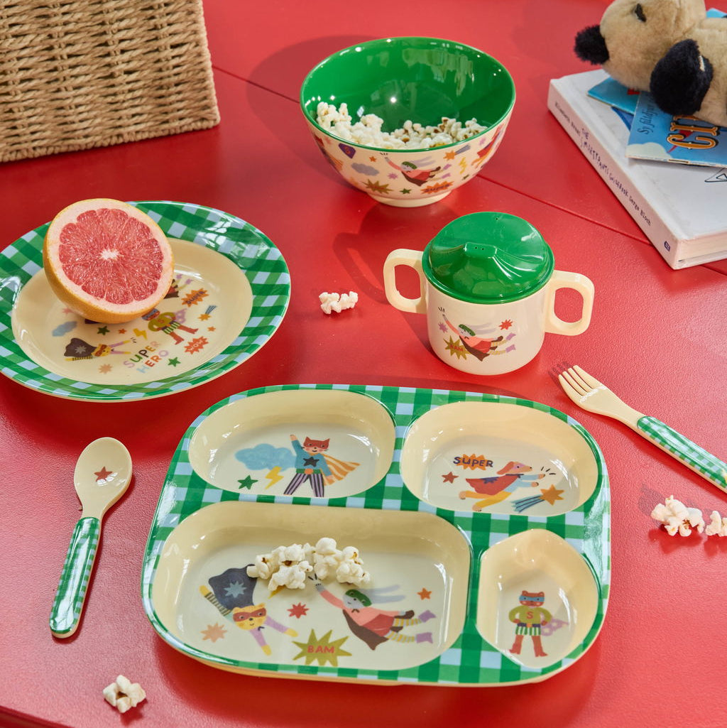 Komplettes Melamin-Geschirrset von Rice mit Superhelden-Motiv, bestehend aus Becher, Teller, Schüssel und Besteck, als Moodbild arrangiert