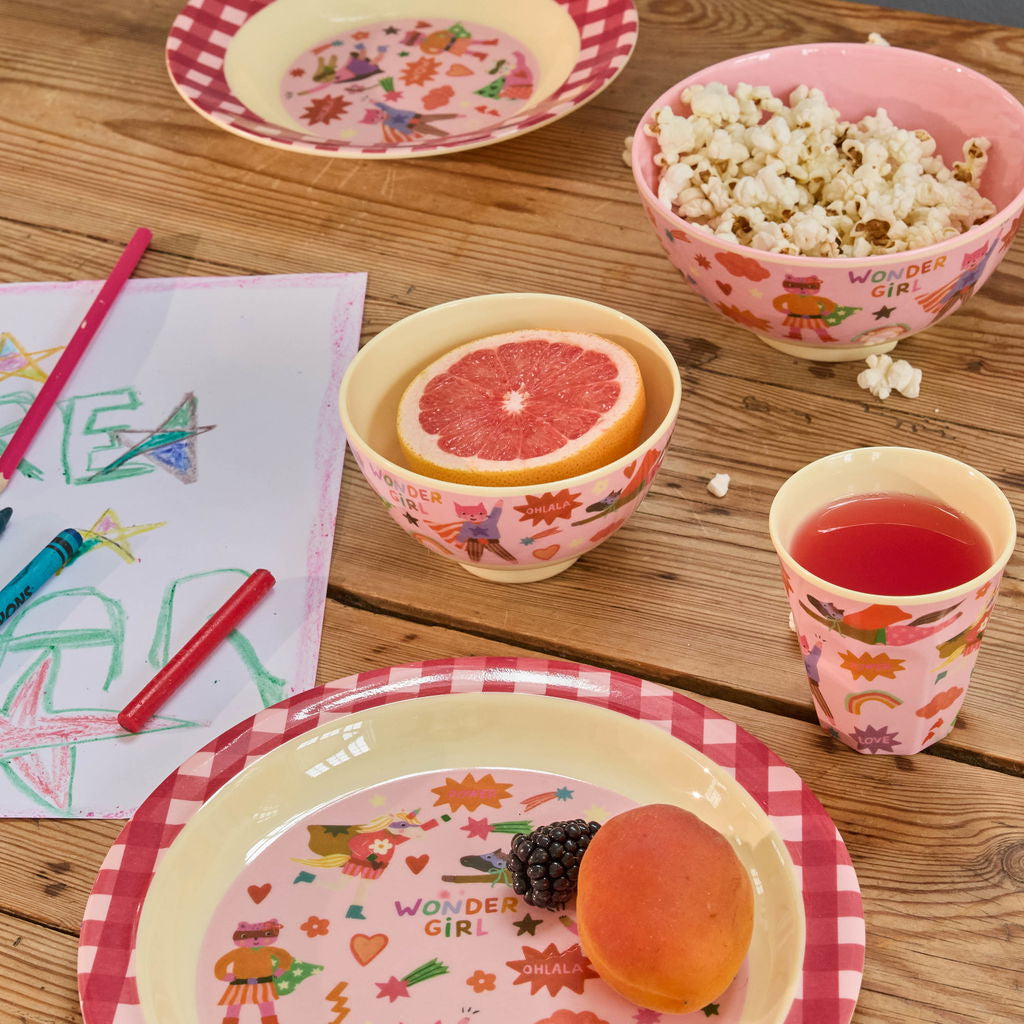 Rosa Melamin-Geschirrset von Rice mit Superhelden-Design, inklusive Becher, Telle und Schüssel als liebevoll gestaltetes Moodbild