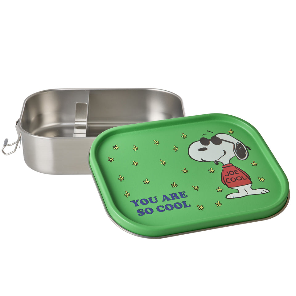 Stahl-Lunchbox von Rice mit grünem Deckel, Snoopy-Print und dem Schriftzug „You are so cool“ auf der Oberfläche, kompakt und ideal für unterwegs