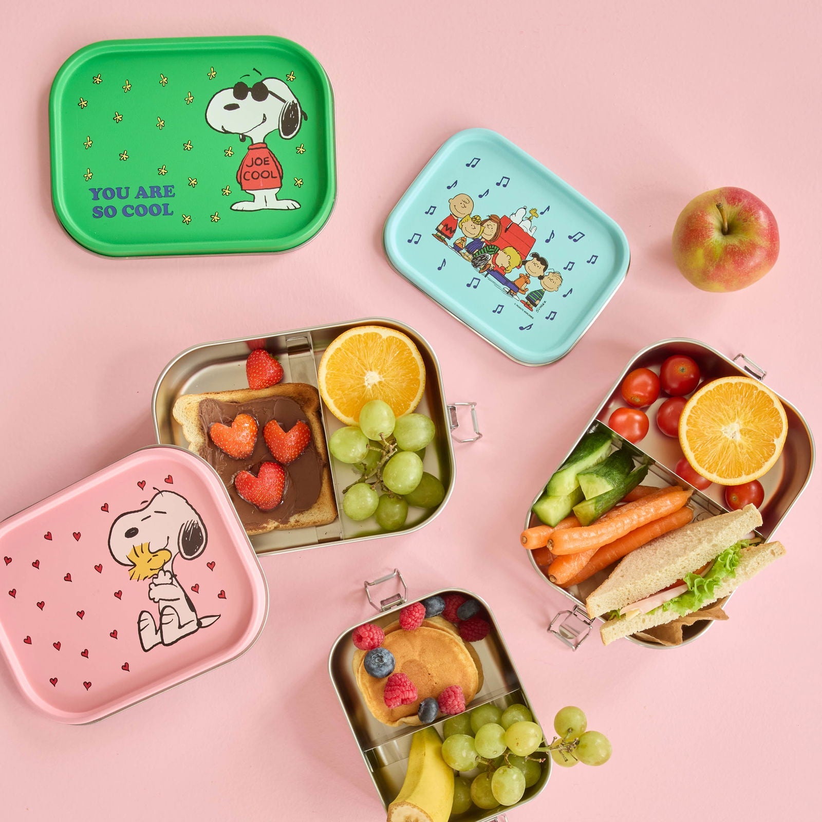 Moodbild von der Rice Lunchbox im Snoopy-Design, zusammen mit zwei weiteren Snoopy-Lunchboxen, liebevoll arrangiert in einer harmonischen Szene für einen fröhlichen und verspielten Look
