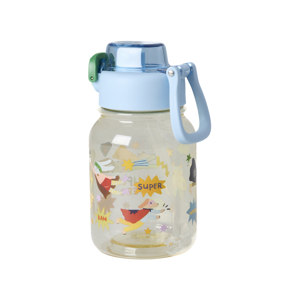 Trinkflasche von Rice in Blau mit „Hero“-Print, geschlossen dargestellt