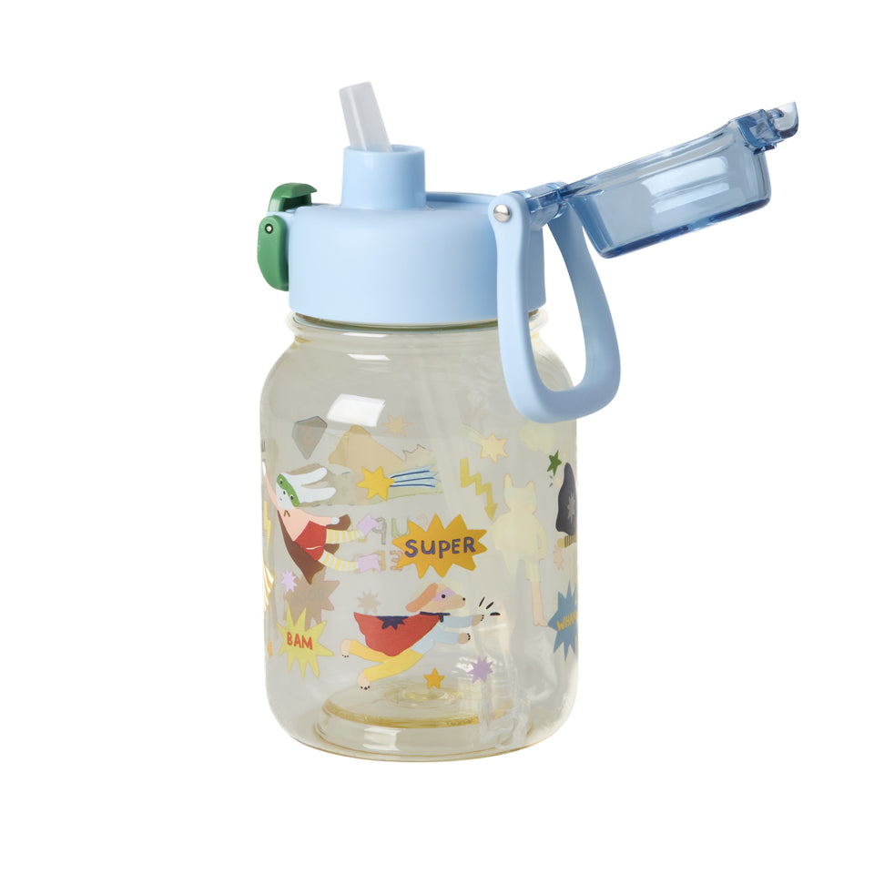 Blaue Trinkflasche von Rice mit „Hero“-Print, geöffnet mit sichtbarem Strohhalm